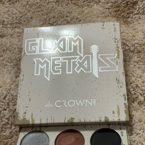 Crown Glam Metals eyeshadow palette - Picture 3 of 4